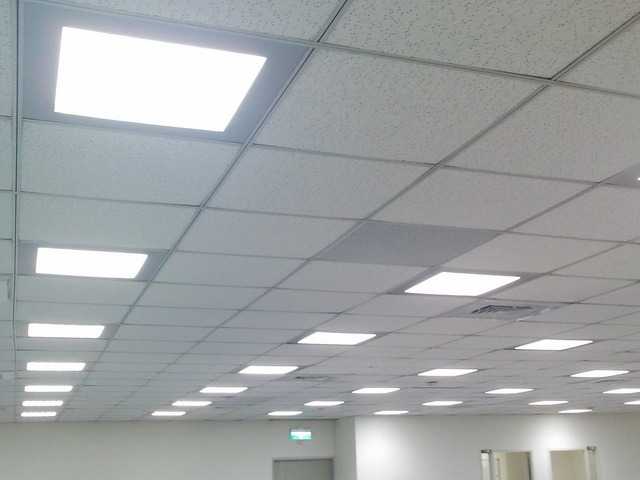 Освещение помещения потолочными светильниками Армстронг