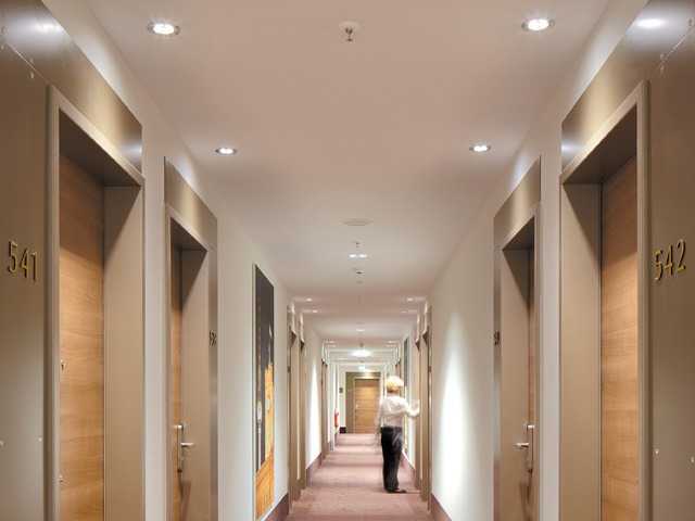 Встраиваемые светодиодные светильники в коридоре гостиницы