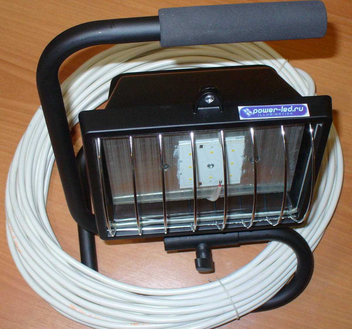 Переносной светильник с длинным кабелем
