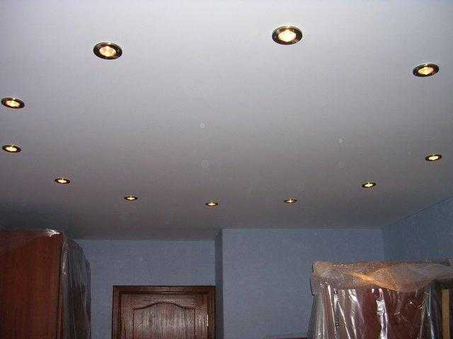 Встроенные в потолок светильники фото в