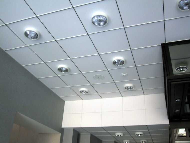 Подвесной потолок с точечными светильниками