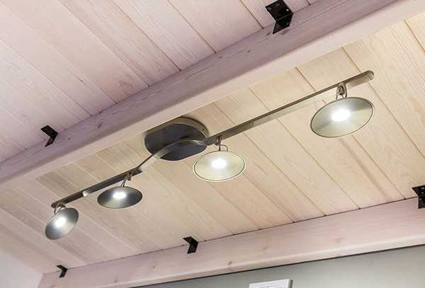 как установить точечный светильник в деревянный потолок